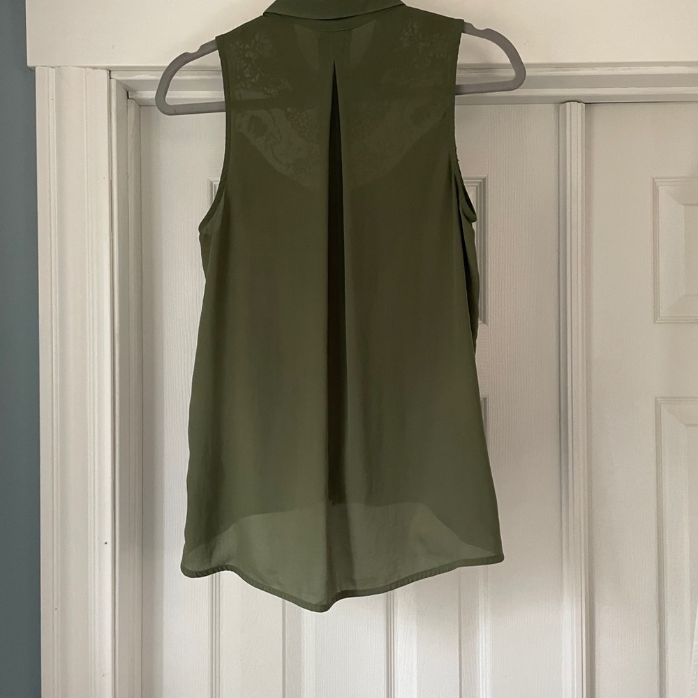 🌿3/$20 Divided Blouse - Picture 4 of 4
